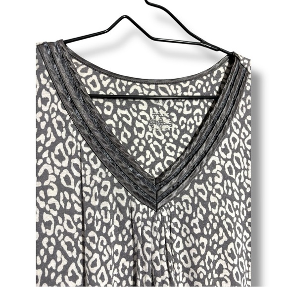 Apt. 9 Gray and White Leopard Print V-Neck Long Sleeve Loose Fit Mini Dress - Picture 13 of 14